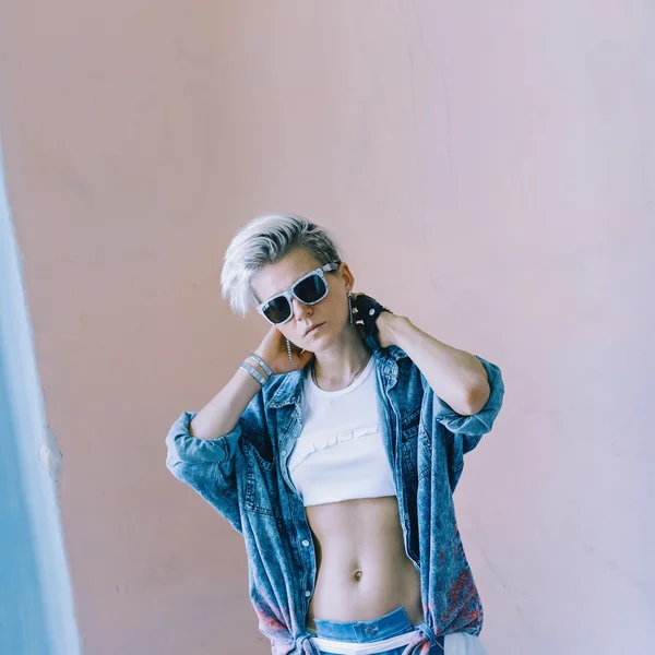 Urban mode. Snygg Denim. jeans psykologi. Sensuell blond — Stockfoto