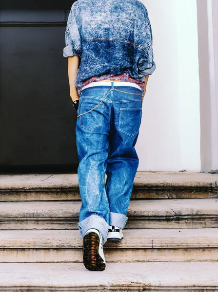 Blue Jeans Mode. Straßenstil. im Trend liegen — Stockfoto