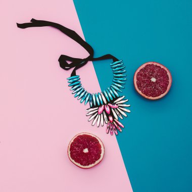 Bayan kolye. Göz alıcı moda minimalist tarzı.