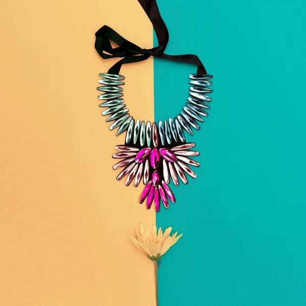 Collier pour dames. Une fleur de diamant. Mode Minimalisme . — Photo