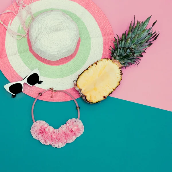 Mezcla tropical. Accesorios de moda de verano. Me encanta la playa — Foto de Stock