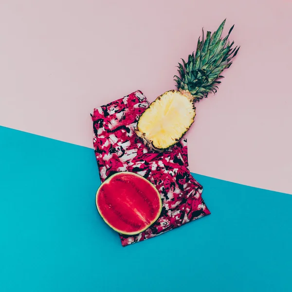 Impresión tropical. Ropa de moda. Mínimo y frutas . — Foto de Stock