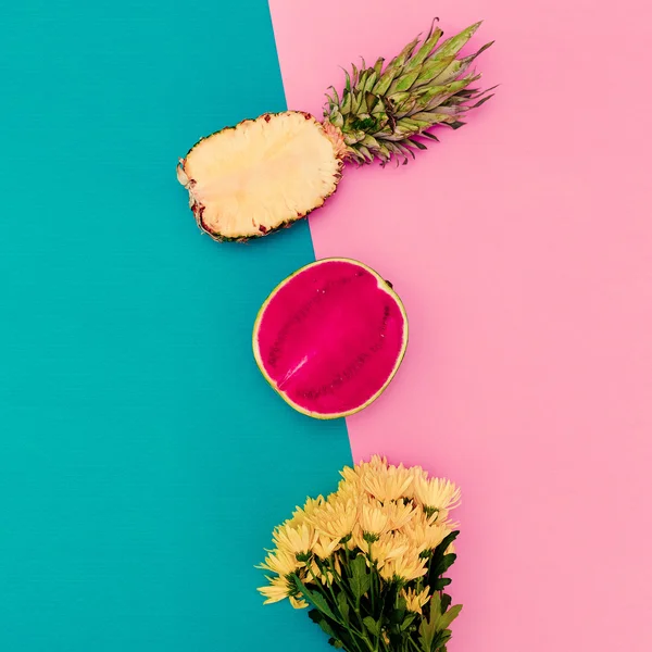 Summer Mix Fiori e frutta. Moda minimalista — Foto Stock