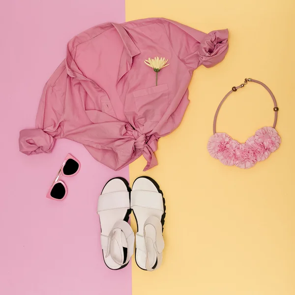 Свежий летний взгляд. Пастельные цвета. Рубашка, сандалии и аксессуары — стоковое фото