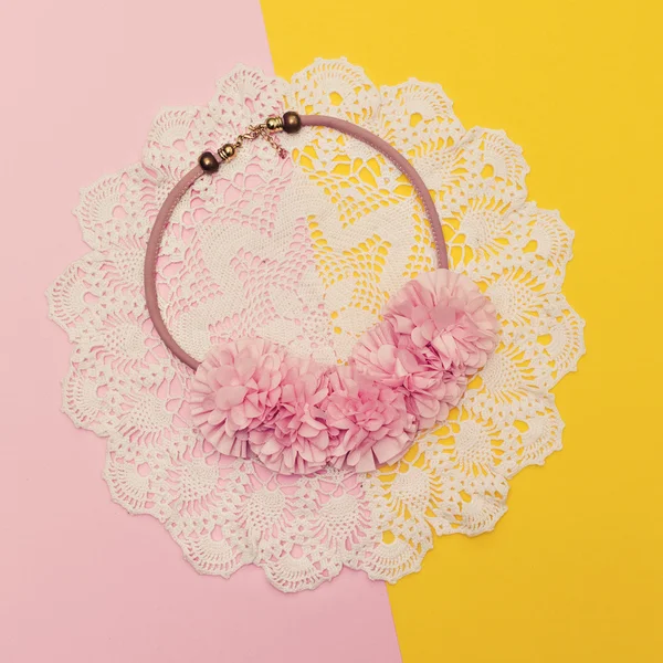 Collier Filles Fleurs roses. Bijoux glamour — Photo