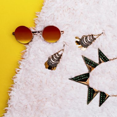 Hippi moda aksesuarları. Güneş gözlüğü ve takı.