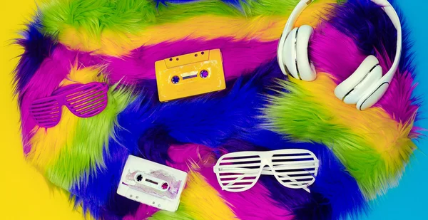 Disco DJ set. Casetes compactos, gafas, auriculares. Parte retro — Foto de Stock