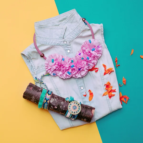 Estilo Boho na moda. Acessórios e roupas para menina — Fotografia de Stock