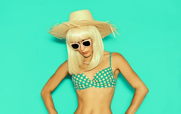 哈瓦那的风格。泳装的波尔卡圆点和性感的金发女郎. — 图库照片