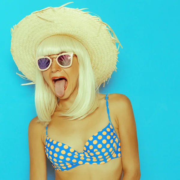 Blonde drôle en maillot de bain polka do — Photo