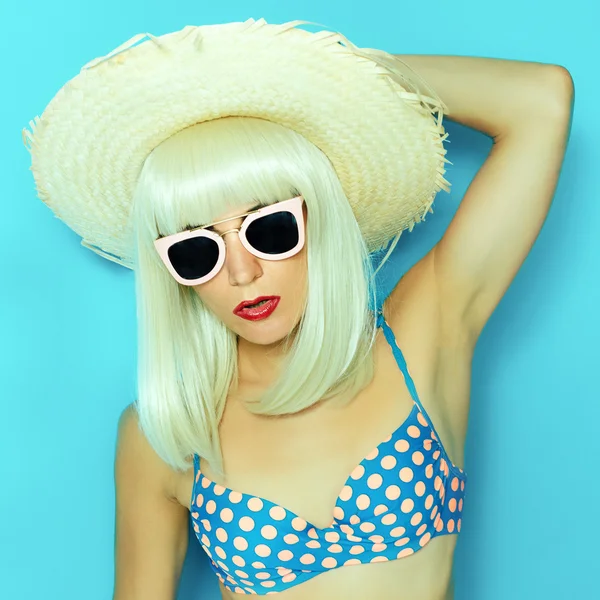 Mooie Sexy Blonde in een retro polka Dot badpak op een blauwe backg — Stockfoto