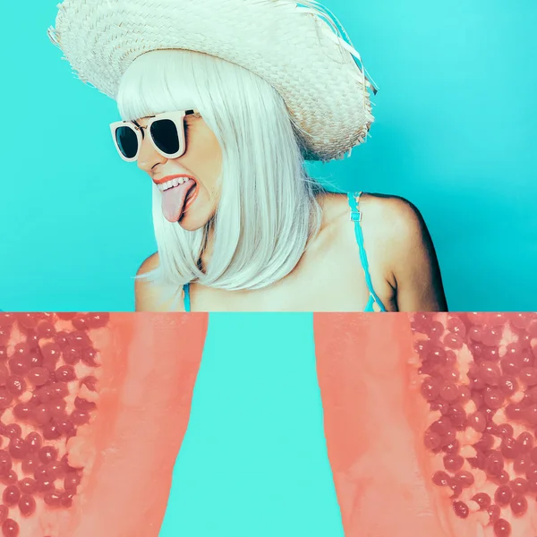 Пляж дівчина-учасниця. Солом'яному капелюсі, Гавана смішні стиль. Папайя колаж — стокове фото