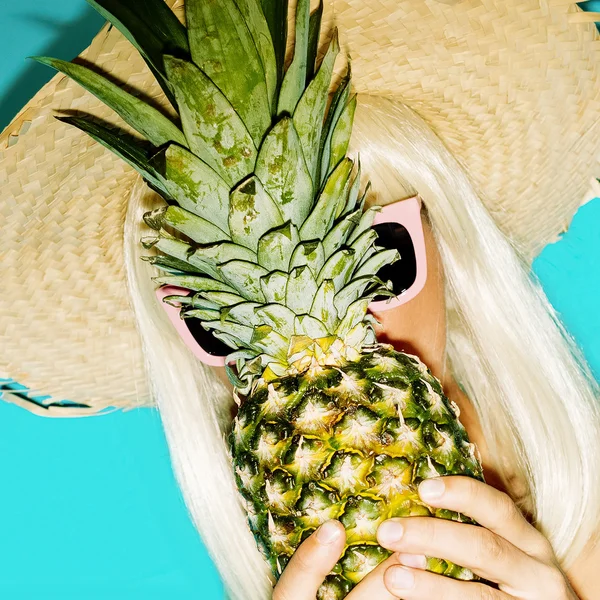 Ragazza con l'ananas. Lo stile della spiaggia dell'Avana . — Foto Stock