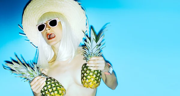 Sexy Girl avec ananas. Style de fête de plage — Photo