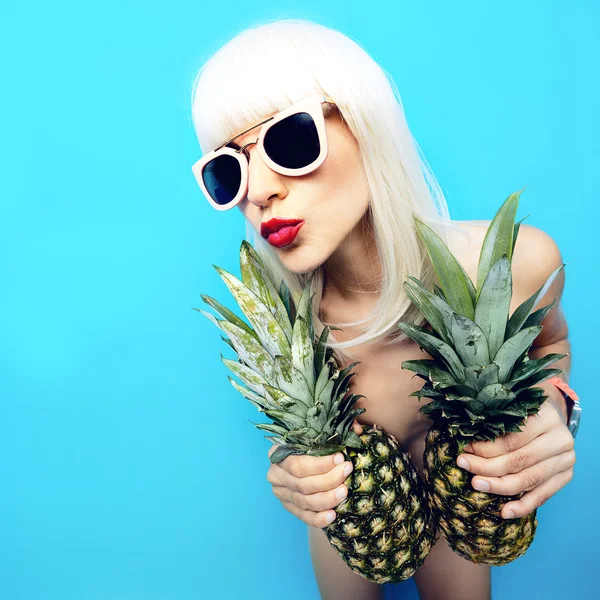 Fashion Party Blonde avec ananas sur fond bleu . — Photo