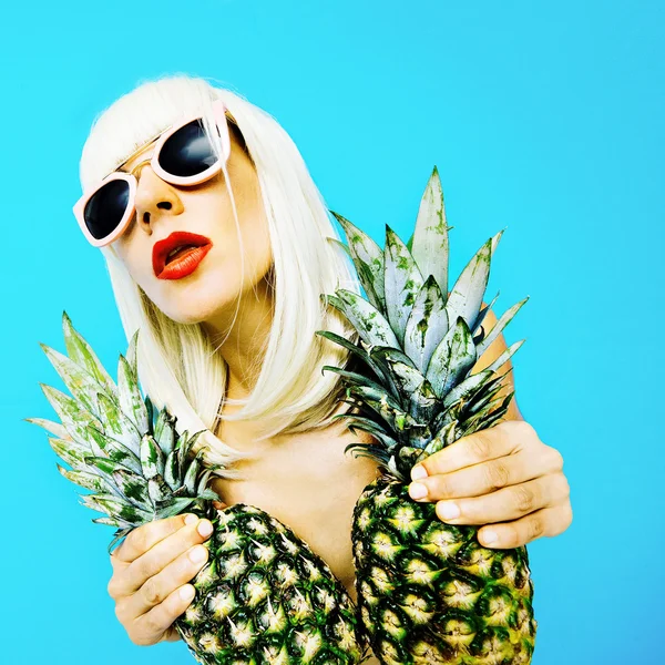 Tropiska part. Fashion blondin med ananas på en blå ba — Stockfoto