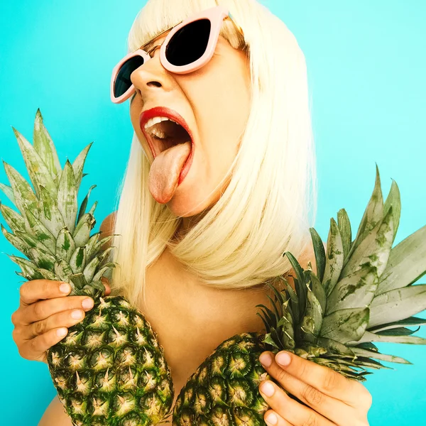 Crazy party time. Sexy blonde with pineapple on a blue backgroun — Stock Photo, Image