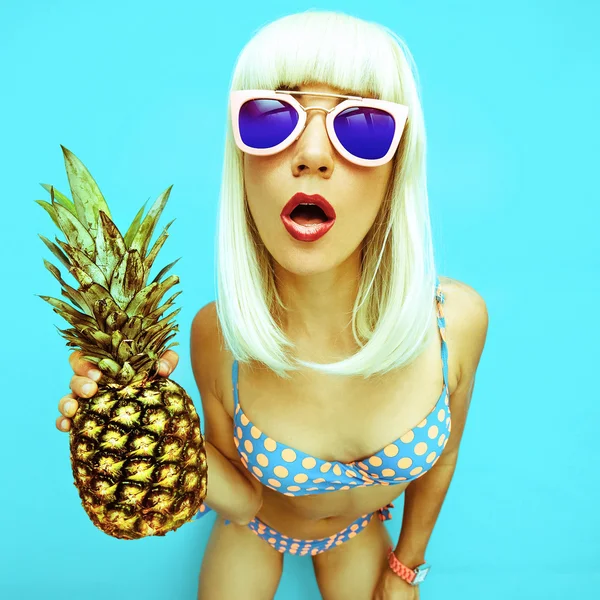 Ananas ile sarışın. Sıcak plaj partisi Retro tarzı — Stok fotoğraf