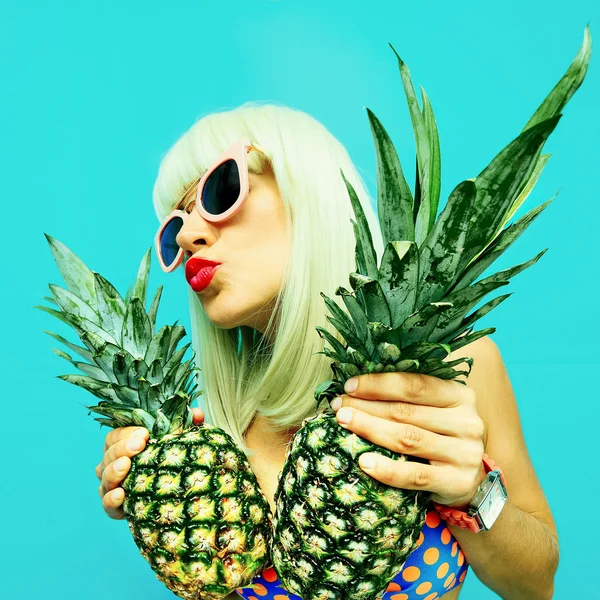 Ananas ile seksi kız. Sıcak plaj partisi stili — Stok fotoğraf