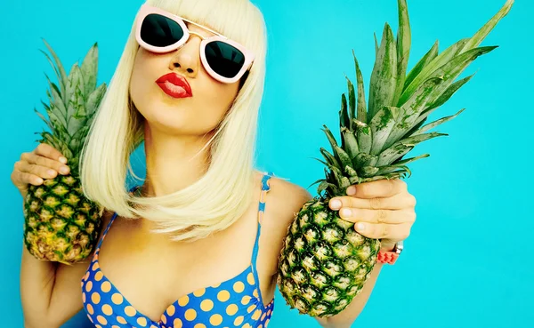 Módní Retro blondýna na modrém podkladu s ananasem. Pláž — Stock fotografie