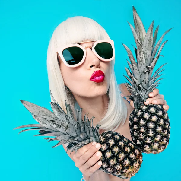 Meisje houdt van ananas. Tropische partij stijl mode Blond — Stockfoto