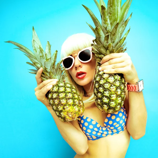 Blonde sexy à l'ananas. Style de fête plage chaude — Photo