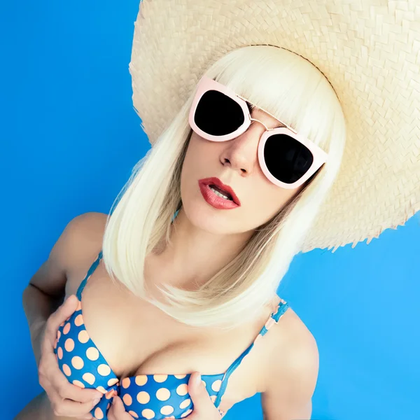 Blondin i baddräkt Polka dot på en blå bakgrund. Retro Party B — Stockfoto