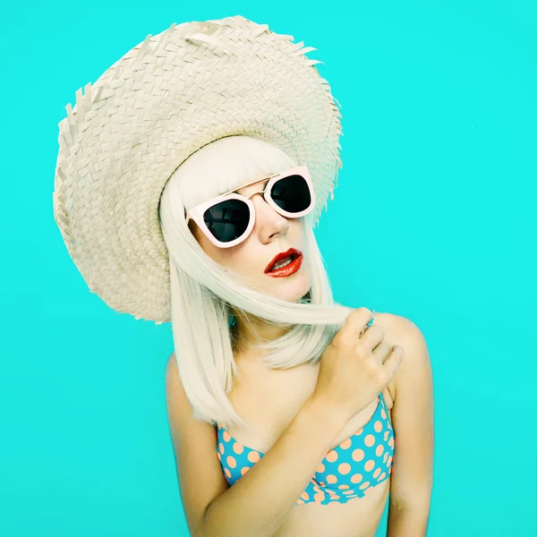 Блондинка в купальнику горошок на синьому тлі. Ретро літо — стокове фото