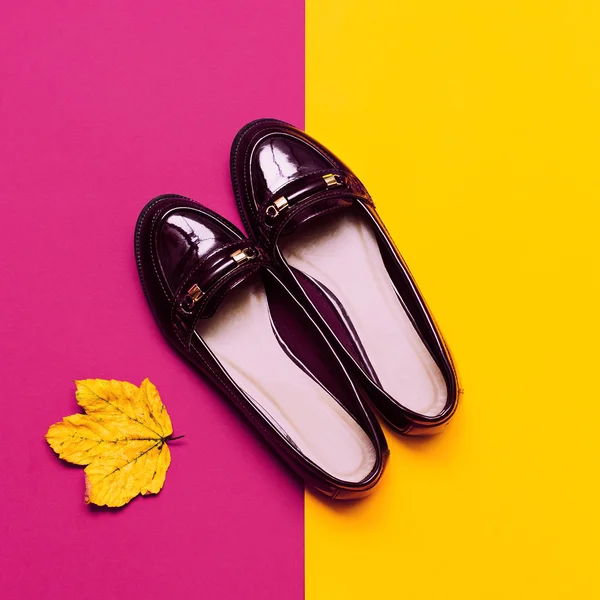 Mocasines de charol para mujer. Color borgoña. Tendencia caída mar — Foto de Stock