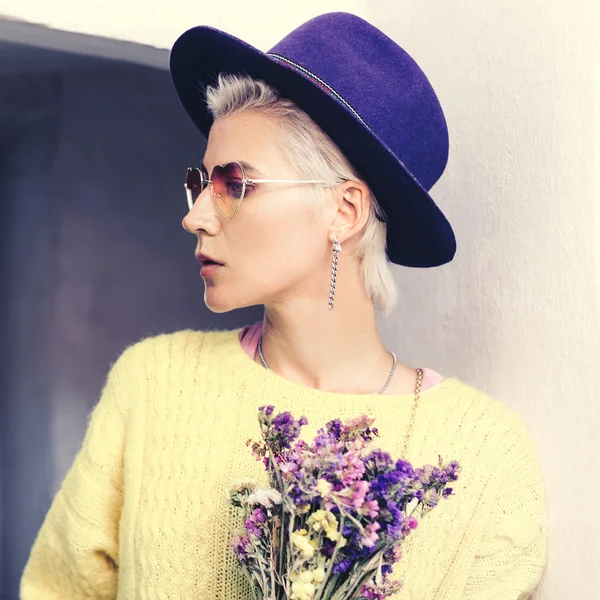 Stijlvolle blonde in een hoed. Modeaccessoire herfst seizoen. — Stockfoto