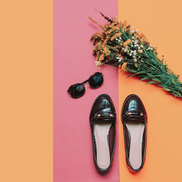 O outono chega. Mocassins elegantes e óculos para Lady. mínimo — Fotografia de Stock