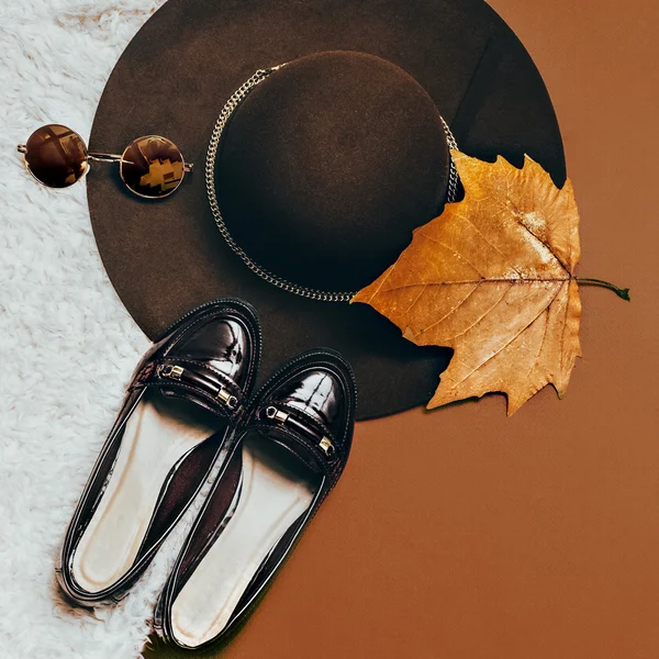 Im Herbst stylisch sein. Schuhe. Modeaccessoires. Hut und Sonnenbrille — Stockfoto