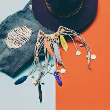 Bayan Moda aksesuarlar. Şapka, kolye. Boho stili