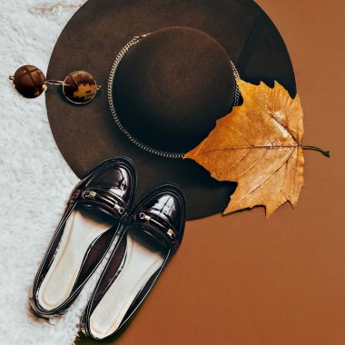 Sonbaharda şık olmak. Ayakkabılar. Moda aksesuarları. Şapka ve sungla
