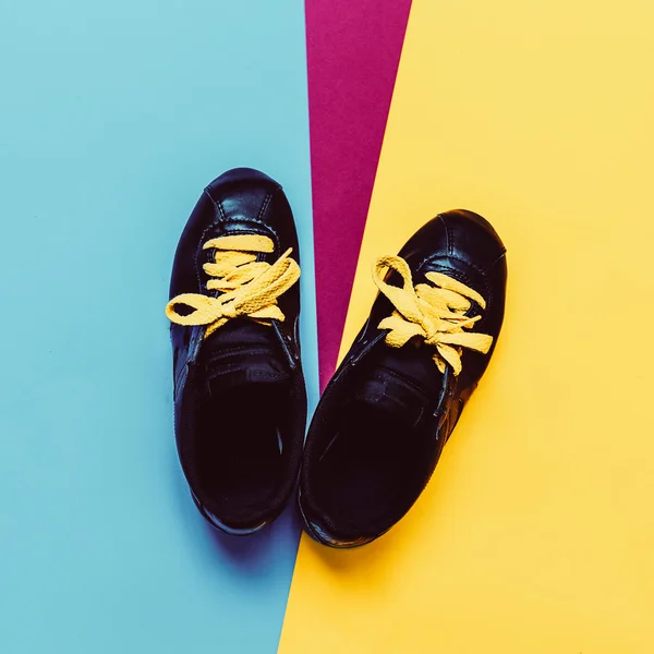 Zapatillas con estilo. Deportes de vida. Moda mínima . — Foto de Stock