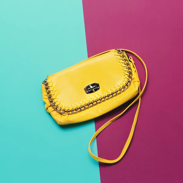 Accesorios de moda para mujer. Embrague amarillo. Sé brillante. — Foto de Stock