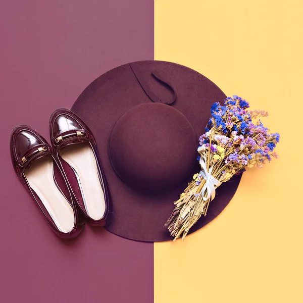 O outono chega. Look elegante para Lady. Chapéu na moda e sapatos — Fotografia de Stock