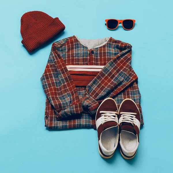 Conjunto elegante de hipsters urbanos. Sapatilhas e Ca — Fotografia de Stock