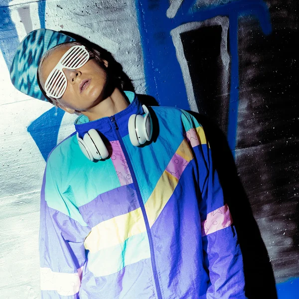 Swag mode. DJ stil flicka i natt staden — Stockfoto