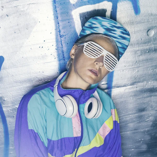 Urban Hipster Girl DJ na rua nocturna. Moda de Swag — Fotografia de Stock