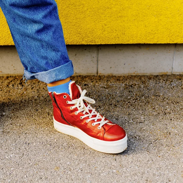 Stylish red sneakers. Urban fashion Autumn comes — Stock Photo, Image