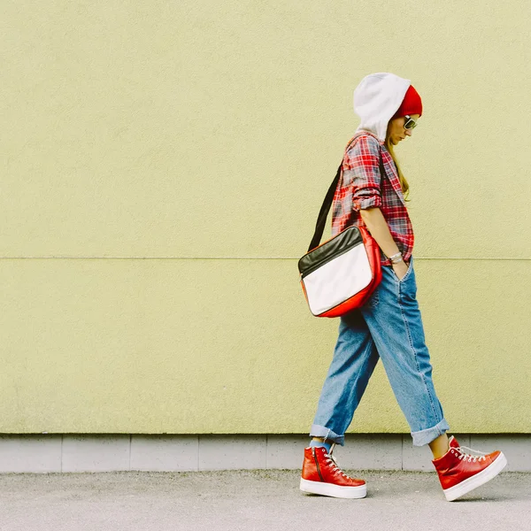 Příležitostné bruneta. Studijní období. Módní městský styl — Stock fotografie