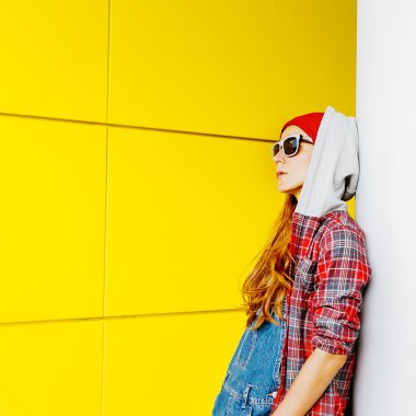 Gömlek ve denim tulum şehirdeki şık kentsel kız