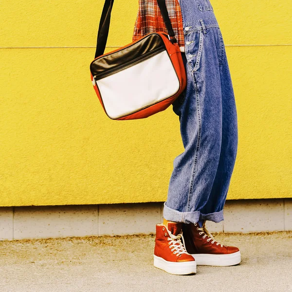 Paso en otoño. Elegantes zapatillas rojas y bolso. Moda urbana —  Fotos de Stock