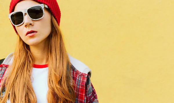 Girl in urban locations in red hat and fashion Sunglasses. — Stock Photo, Image