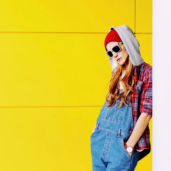 Stijlvolle Urban meisje in shirt en spijkerbroek Amerikaanse overalls — Stockfoto