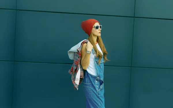 Morena elegante em chapéu vermelho e roupas da moda em loc urbano — Fotografia de Stock