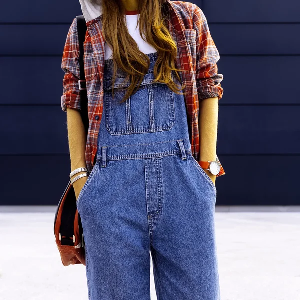 Meisje student. In trendy denim overalls. Stedelijke stijl — Stockfoto