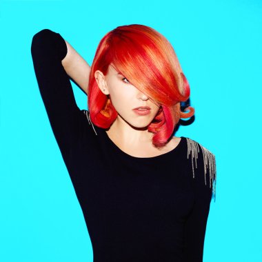 Şık saç ile şık bir model. Kırmızı saç rengi trendi.