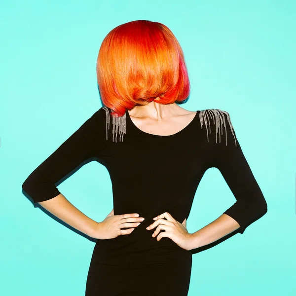Elegante Lady Minimal. Estilo de pelo. Color de pelo rojo tendencia . — Foto de Stock